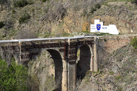 puente al entrar al pueblo valor