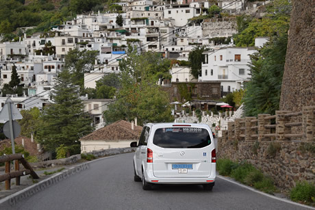 taxi en la carreterra cerca de pampaneira in las alpujarras