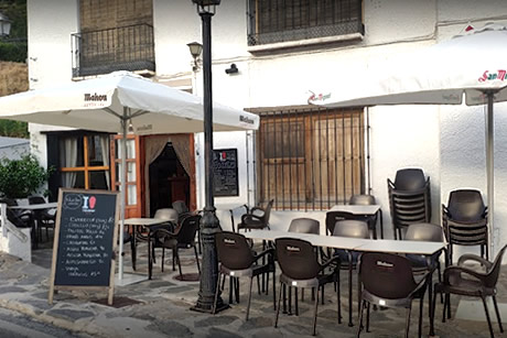 terraza exterior con mesas del restaurante nuestro rincon