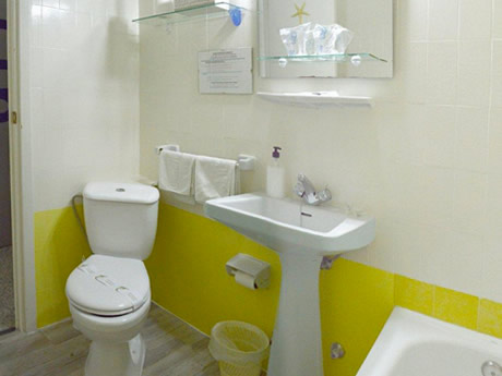 baño del hostal altamar