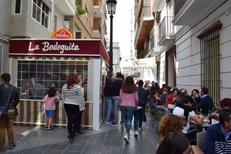 terraza con mucha gente del bar la bodeguita