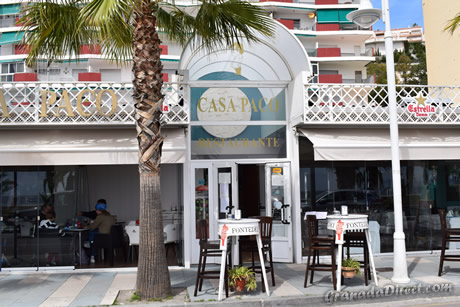 exterior y la palmera delante del restaurante casa paco