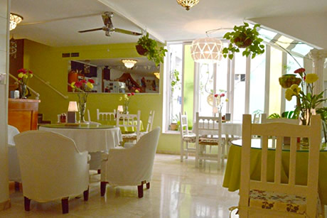 comedor del hostal altamar en almuñecar