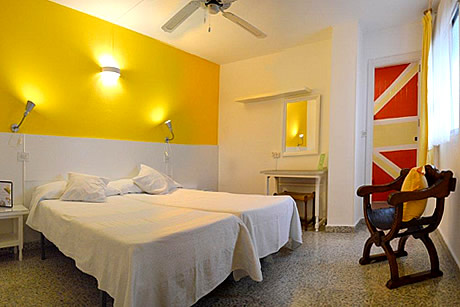 una habitacion en hostal altamar en almuñecar
