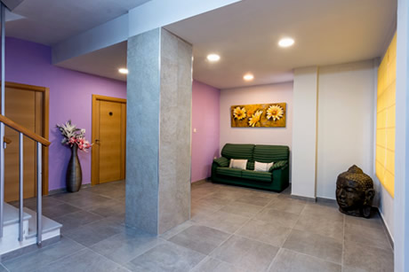 pasillo y un sofa en el hostal rocamar en almuñecar