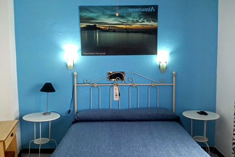 habitacion doble de colorazul en el hostal san sebastian