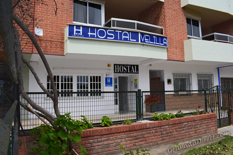 entrada al edificio del hostal velilla