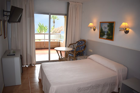 una habitacion doble en el hostal velilla en almuñecar