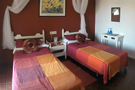 una habitacion doble en el hotel california en almuñecar