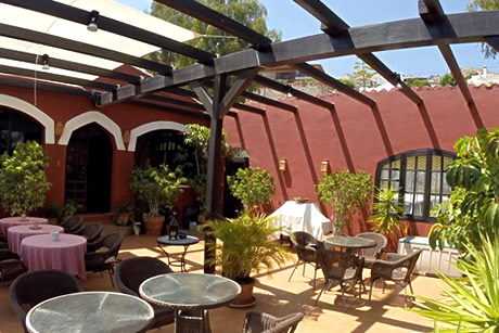 bonita terraza en aire libre en el hotel california en almuñecar