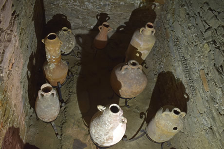 vaiedad de jarras en arqueologico de almuñecar