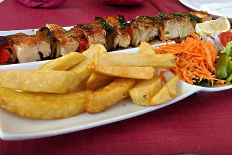 plato de pinchitos del restaurante andalusi en almuñecar