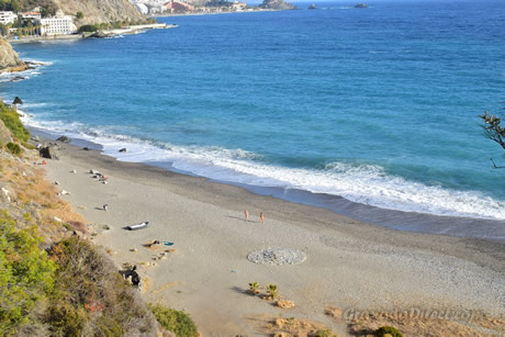 vista de la playa del muerto en almunecar