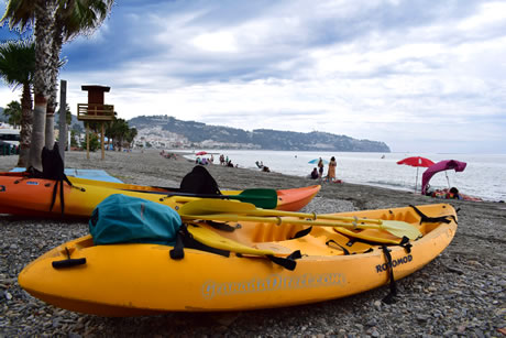 dos kayaks en la horilla de la playa de la herradura
