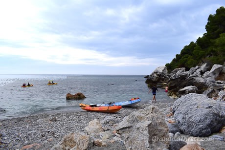 rocas de la playa calaiza cerca de la herradura