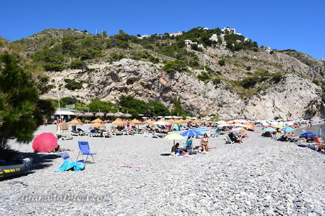 sombrillas de caña en la playa de cantarrijan