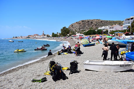 la orilla de la plafya de calahonda en motril