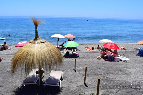 sombrillas en la playa calabajio
