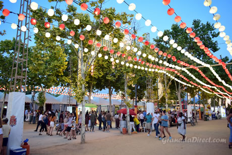 luces en el paseo central de las casetas en la feria de granada