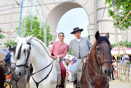 una pareja en un caballo negro en la feria de granada
