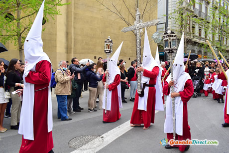 penitentes de la procesión universitaria cerca de la catedral