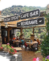 una pareja probando una tapa vuno y cerveca en un bar de granada