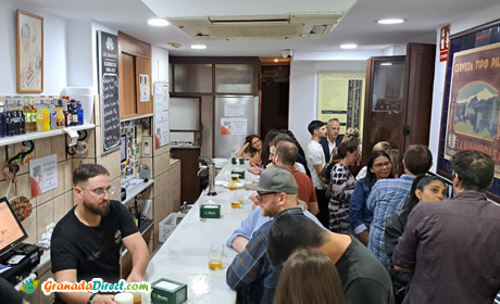damantes bar lleno de gente