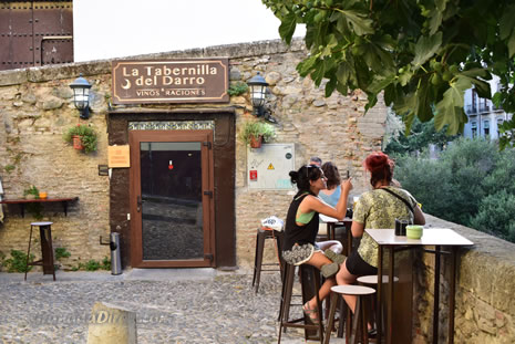 gente tomando cerveza en la taberna del darro de granada