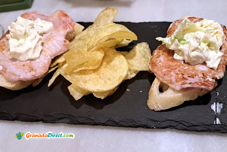 dos tapas de lomo y mayonesa