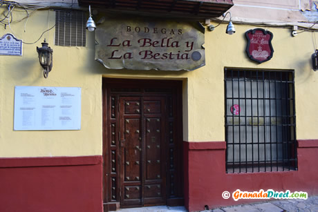 bella y bestia con puerta cerrada