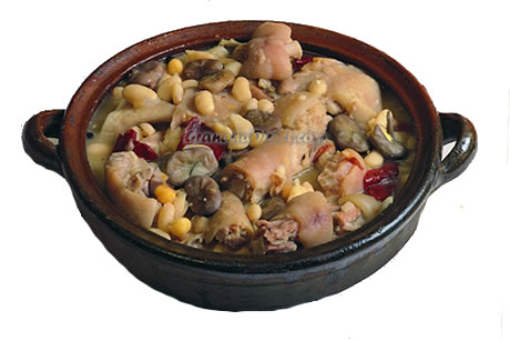 un plato típico de granada, habas con jamon