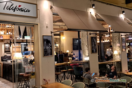 telefonica con luces de noche