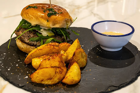 burger original en el restaurante telefonica