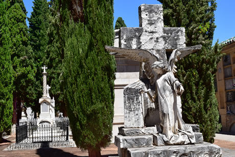 angel en el cemeterio de granada