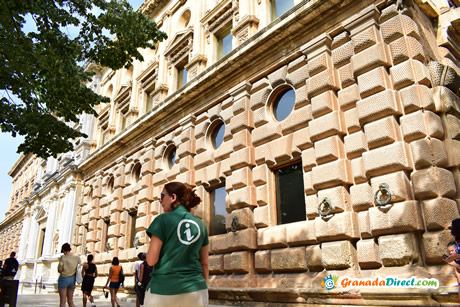 chica con camiseta de informacion