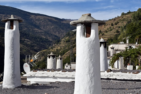 chimeneas en las casas en pampaneira de la alpujarra