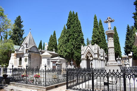 tumbas antiguas por la ruta de cementerio de granada