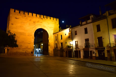 puerta elvira por la noche