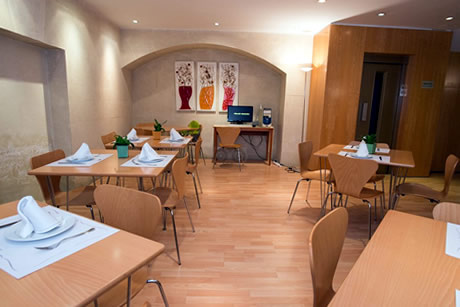 cafeteria con simples mesas de madera en macia plaza