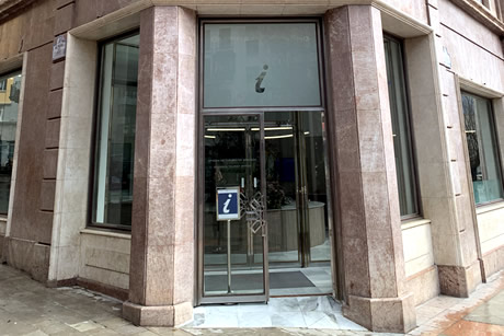 oficina de turismo en la acera del casino