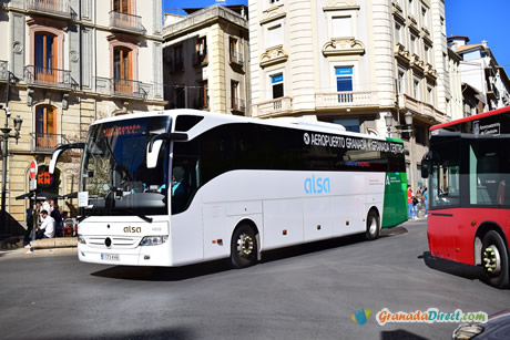 autobus del aeropuerto y urbano en puerta real