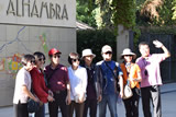 un grupo de tour guiado