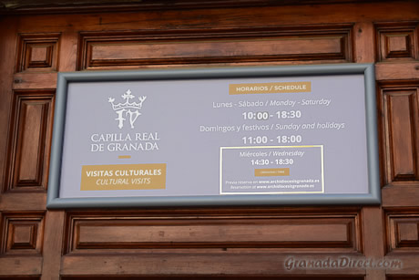la puerta de la capilla con los horarios de apertura