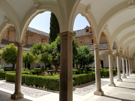 el claustrillo en el monasterio de cartuja en granada