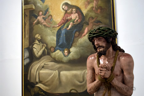 estatua de cristo con cuadro de la vrigen en fondo en cartuja