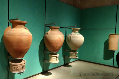 varios jarrones en el museo