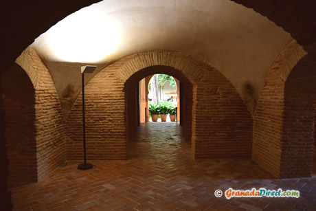 salida desde los baños comares al patio