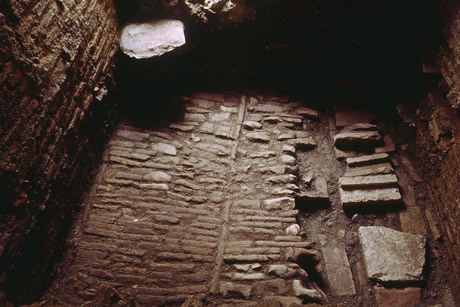 suelo en estado lamentable de la casa de las tumbas