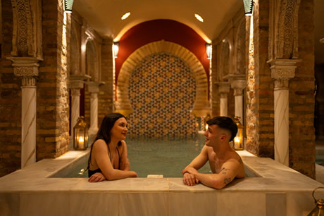 pareja en los baños arabes palacio nazari