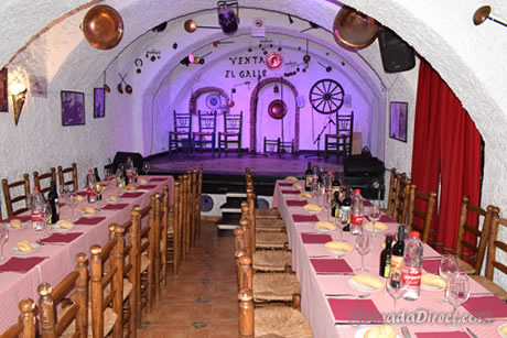 cueva con decoraciones del venta del gallo